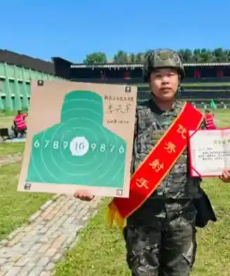 劳服学子积极入伍当兵
