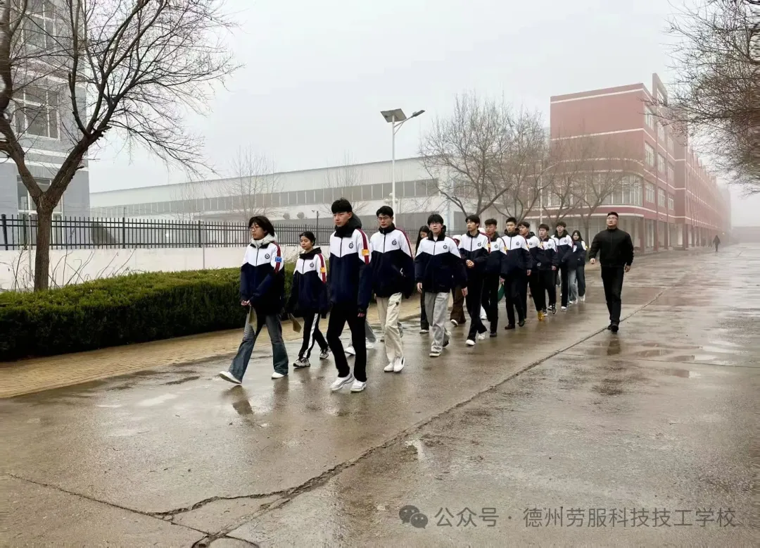 以雷锋之名赴志愿之约，我校团员开展社区服务活动