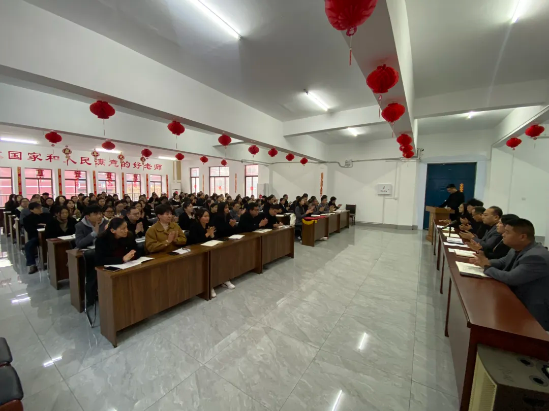 德州劳服科技技工学校教师表彰大会